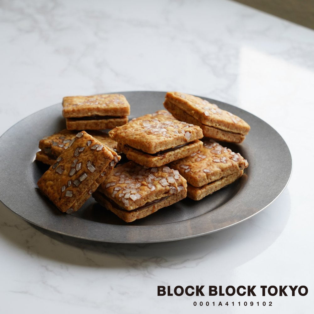 【送料無料、ポスト投函】BLOCK BLOCK TOKYO バスクチーズクッキー（ショコラ）4個入り／HAPPY BITHDAY シール付