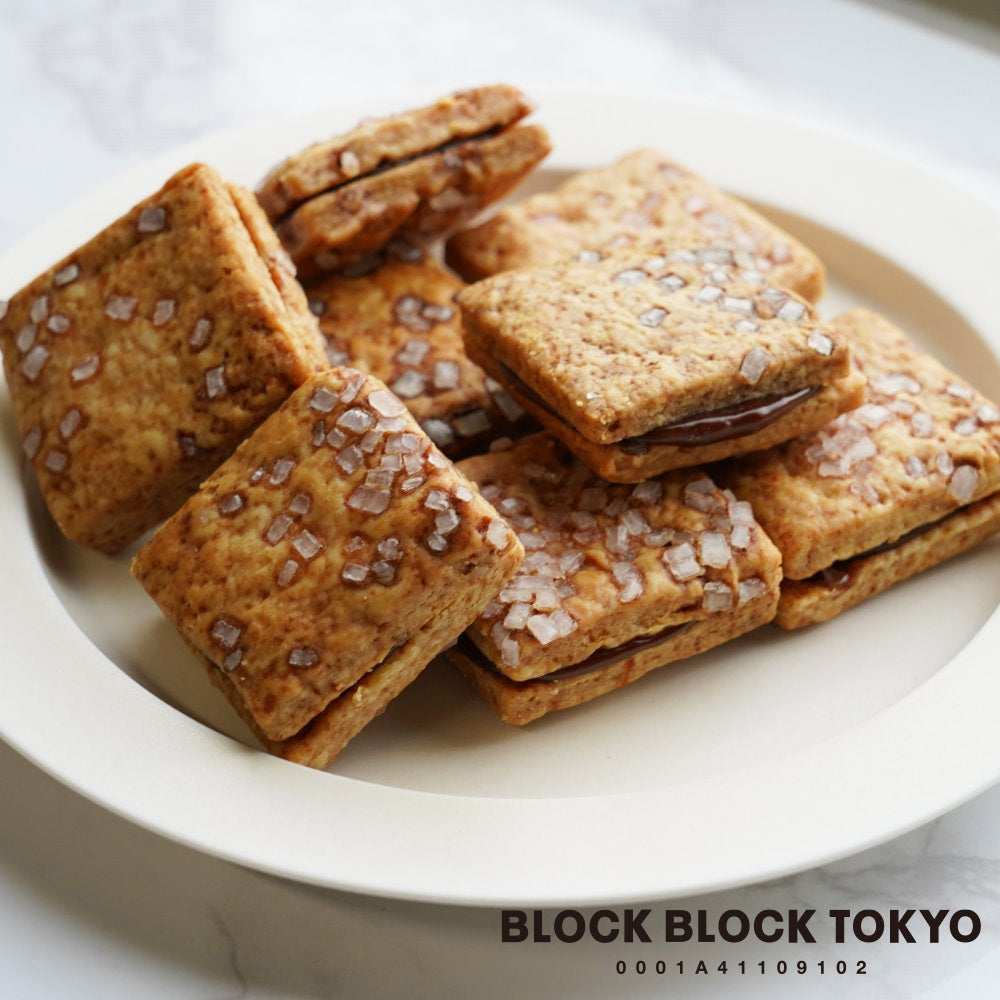 【送料無料、ポスト投函】BLOCK BLOCK TOKYO バスクチーズクッキー（キャラメル）4個入り／HAPPY BITHDAY シール付