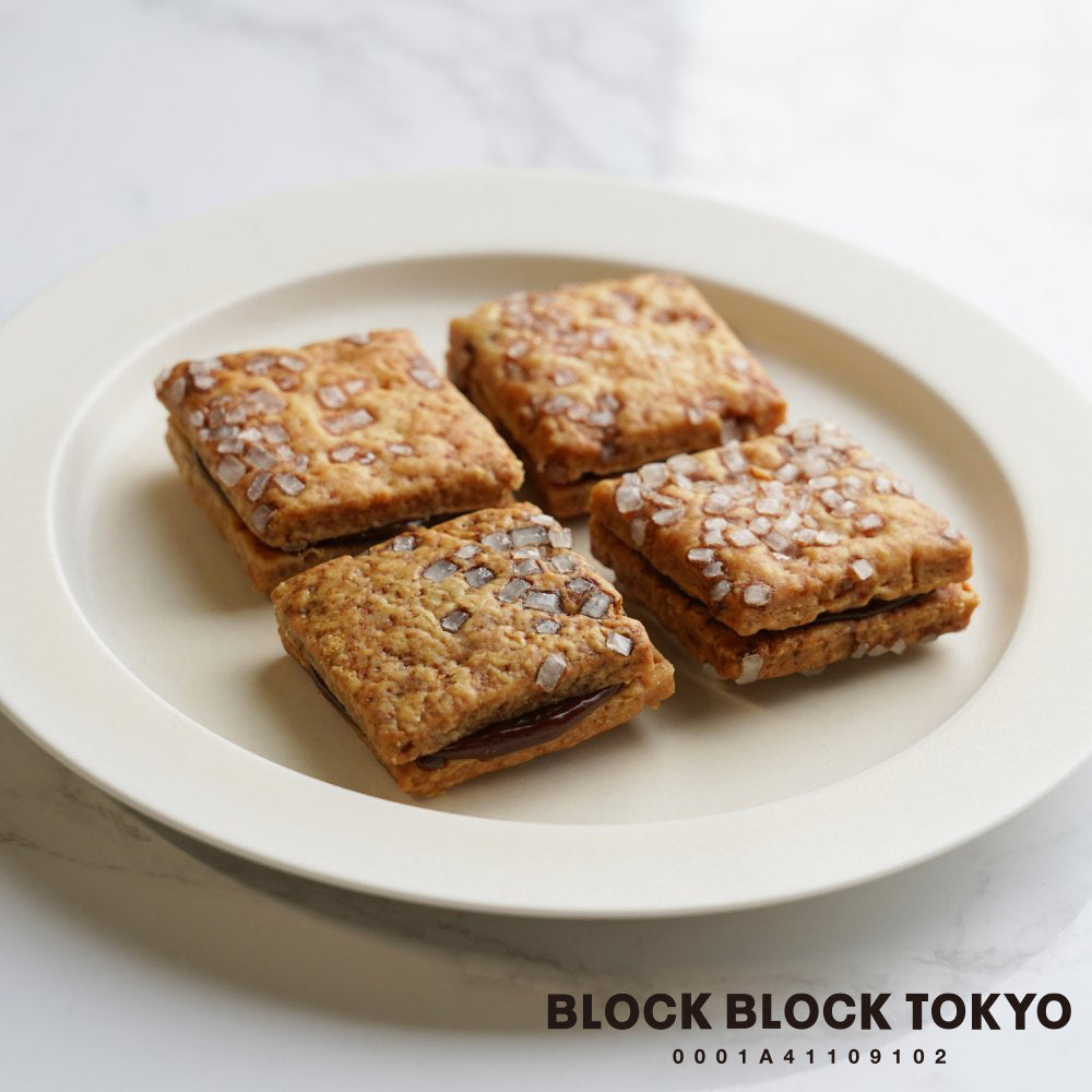 【送料無料、ポスト投函】BLOCK BLOCK TOKYO バスクチーズクッキー（キャラメル）８個入り／GIFT FOR YOU シール付