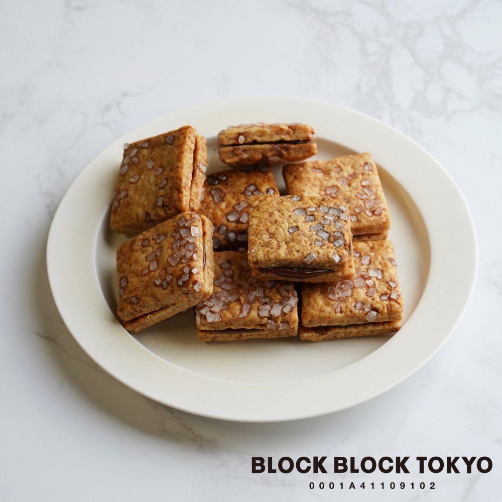【送料無料、ポスト投函】BLOCK BLOCK TOKYO バスクチーズクッキー（キャラメル）８個入り／HAPPY BITHDAY シール付